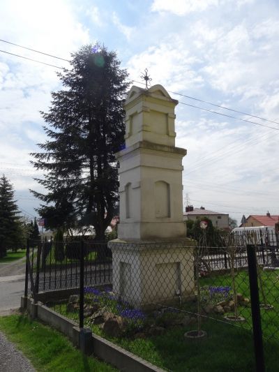 Kapliczka Matki Bożej Niepokalanie Poczętej przy ul. Pogwizdowskiej 216. Widok od podw&oacute;rza od strony p&oacute;łnocno-wschodniej. Materiały Biura Miejskiego Konserwatora Zabytk&oacute;w UM Rzeszowa